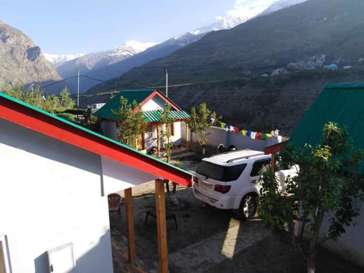 Flying Monk Huts & Restaurant Bed & Breakfast Kyelang Exterior photo